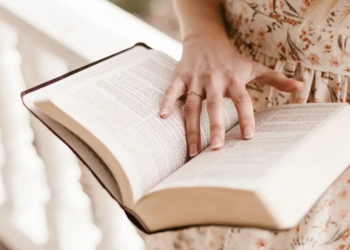 Daily Bible Verse – 4th August 2025 | Scripture, Message & Prayer